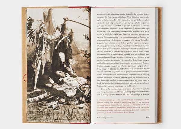Doble página de Buffalo Bill Romance con una fotografía escenificada del show del Salvaje Oeste, junto a texto sobre la batalla de Little Big Horn y el general Custer