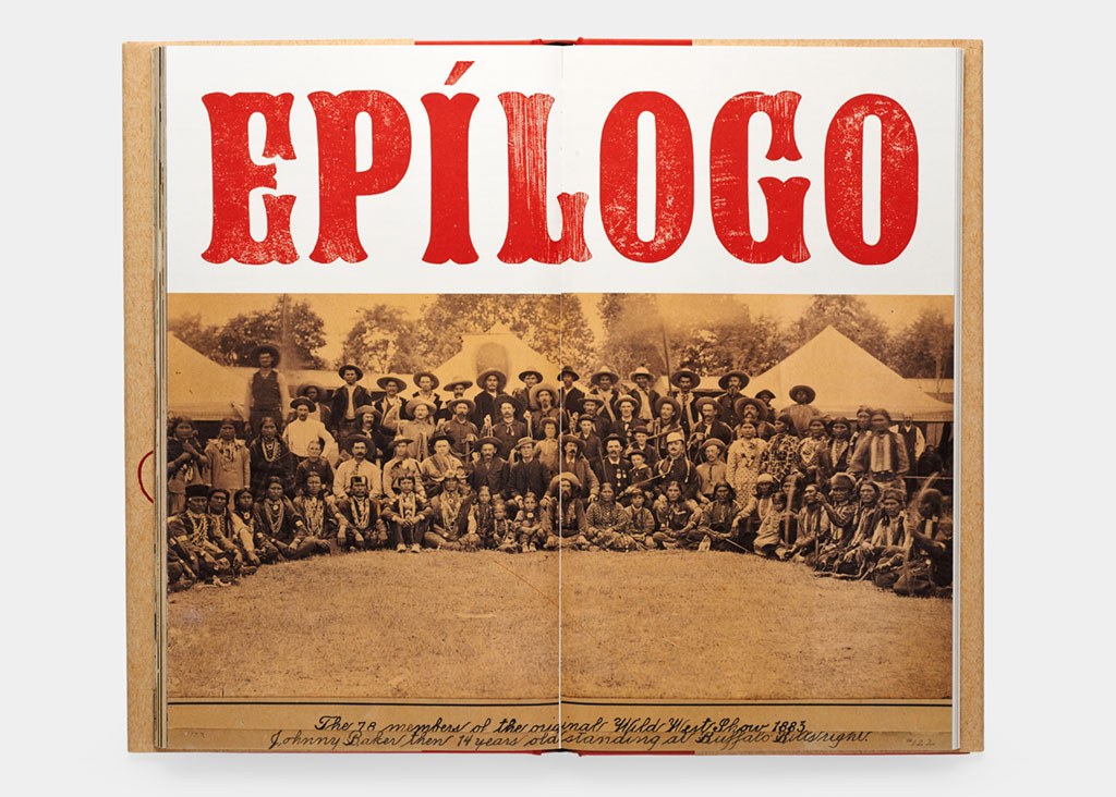 Doble página del epílogo de Buffalo Bill Romance, con una fotografía de 1883 del elenco original del Wild West Show