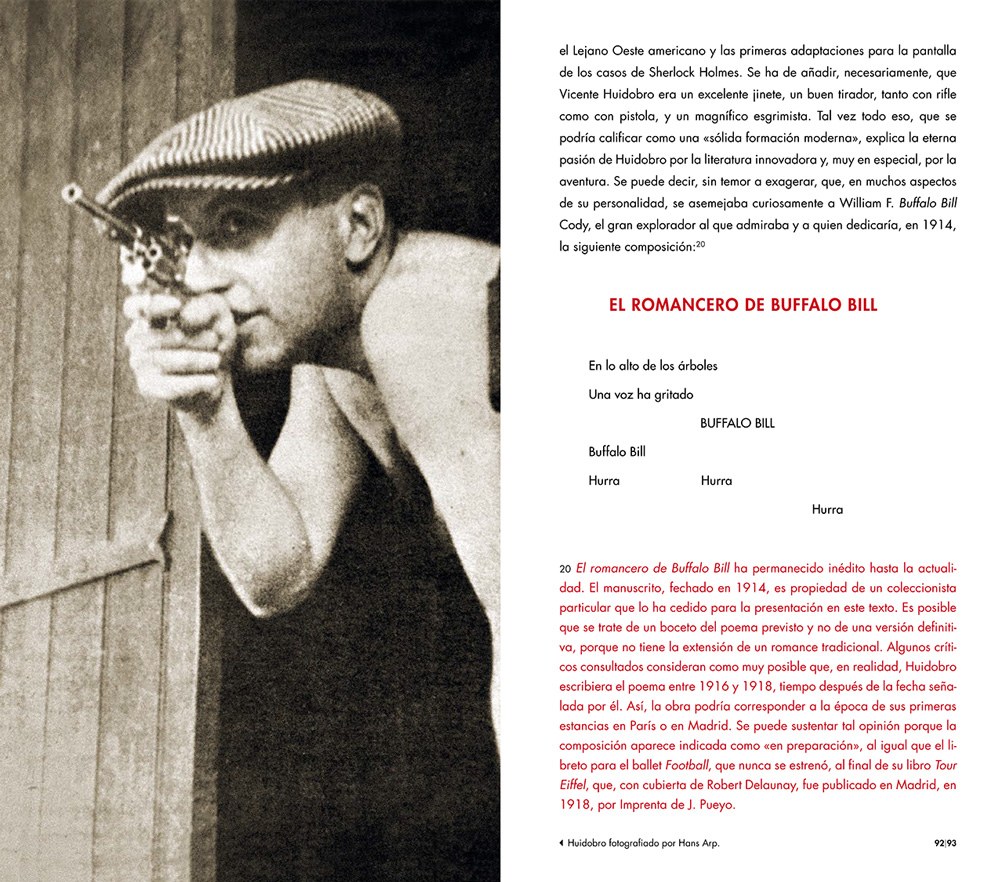 Doble página de Buffalo Bill Romance: a la izquierda, Huidobro fotografiado por Hans Arp apuntando con un revólver; a la derecha, el poema 'El romancero de Buffalo Bill' y la nota al pie sobre el manuscrito