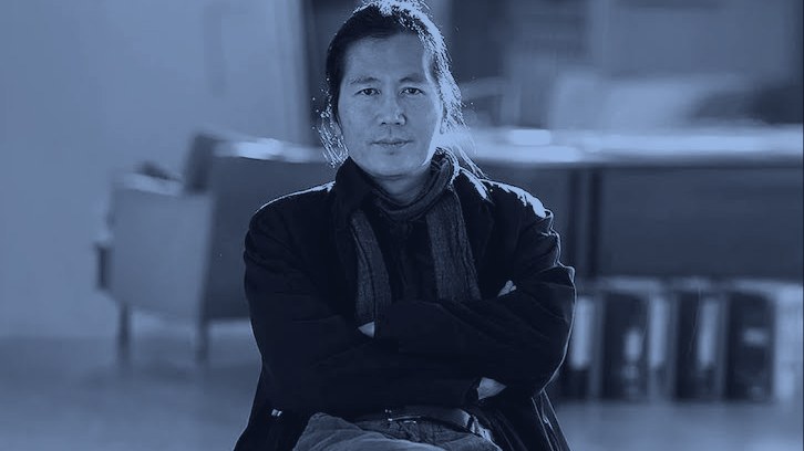 Retrato de Byung-Chul Han, tratado en tono azul acero